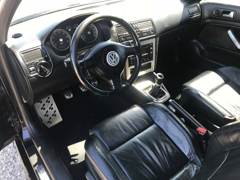 Illustration for article titled At $8,750, Could This 2004 VW R32 Be Your Golf With Balls?